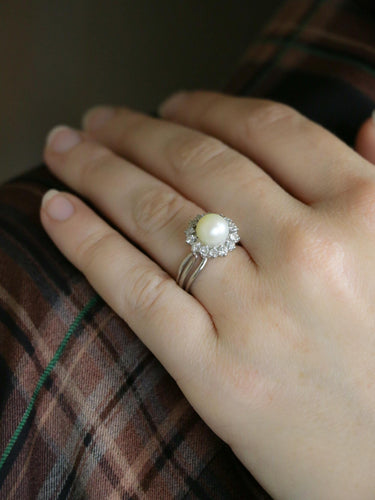Bague 50 Bague marguerite vintage en or blanc 18 carats avec perle et diamants 58 Facettes 1186.3