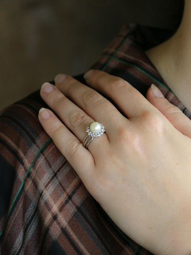 Bague 50 Bague marguerite vintage en or blanc 18 carats avec perle et diamants 58 Facettes 1186.3