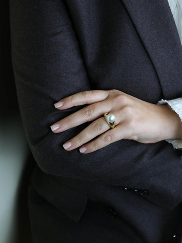 Bague 58 TECLA - Bague jonc en or jaune 18 carats et perle bouton 58 Facettes 1204.1