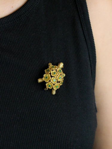 Broche Broche tortue en or jaune 18 carats, émeraudes et rubis 58 Facettes 1170.2