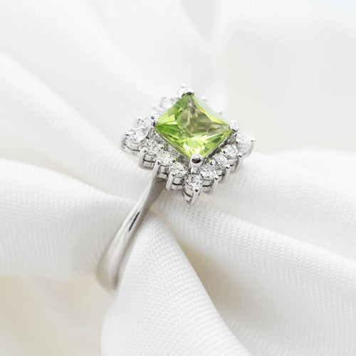 Bague 54 Bague en or blanc 14 carats avec péridot et diamants 58 Facettes 17974
