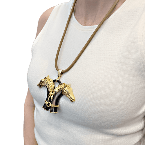 Pendentif Pendentif FRED double tête de cheval en or jaune et corne. 58 Facettes 34724