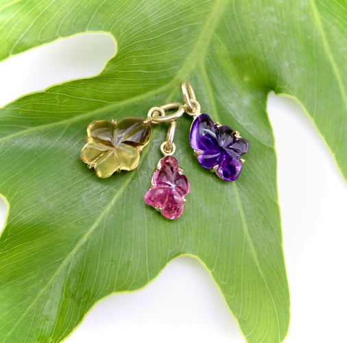 Pendentif Pendentif fleur en or 14k et améthyste sculptée 58 Facettes A2006V