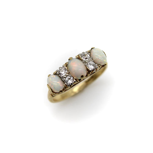 Bague Bague édouardienne trois pierres en or 18 carats, opales et diamants 58 Facettes A2006Z