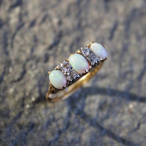 Bague Bague édouardienne trois pierres en or 18 carats, opales et diamants 58 Facettes A2006Z