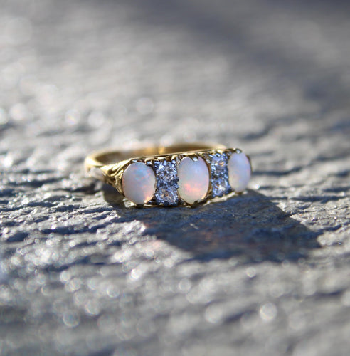 Bague Bague édouardienne trois pierres en or 18 carats, opales et diamants 58 Facettes A2006Z
