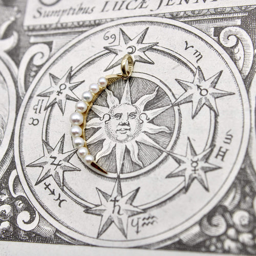Pendentif Pendentif croissant de lune Mid-Century Modern en or 14k et perles 58 Facettes A2006U