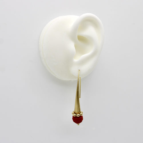 Boucles d'oreilles Italie - Boucles d’oreilles pendantes modernistes en or 14K avec perle en verre rouge 58 Facettes A20063