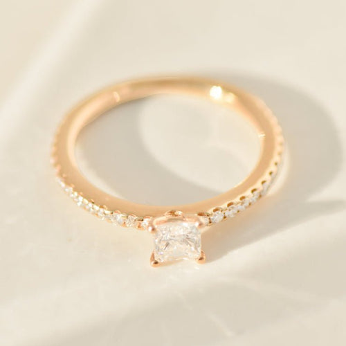 https://cdn.shopify.com/s/files/1/0442/6560/3235/files/wempe-by-kim-ring-aus-18k-rosegold-mit-prinzess-diamant-brillantbesatz-klare-linien-leuchtendes-funkelnhoney-jewelry-4081710.jpg?v=1772565222
