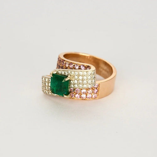 Bague 57 Bague ruban or rose, émeraude et saphirs roses 58 Facettes 240321