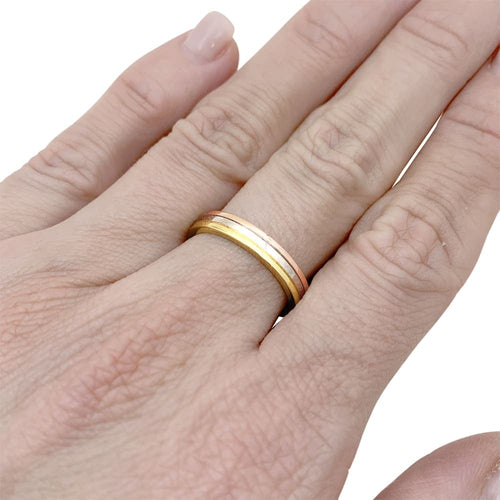 Bague 54 Alliance Cartier "Vendôme Louis Cartier", trois ors. 58 Facettes 35378