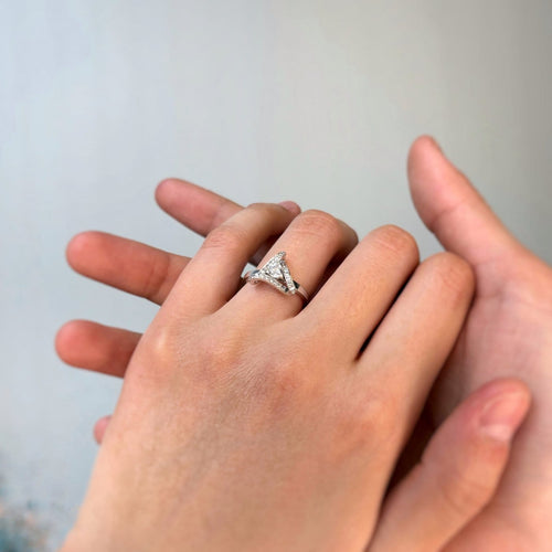 Bague 52 Solitaire accompagné triangle - Bague en or blanc 750 et diamants 58 Facettes 250469R