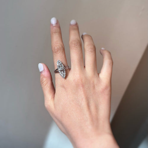 Bague 63 Bague marquise en or blanc 750‰ et diamants 58 Facettes 250074SP