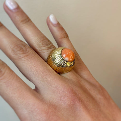Bague 51 Bague bombée ciselée en or jaune 750‰ et corail rose 58 Facettes 250073SP