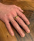Bague 63 Alliance homme incurvée large en or champagne 18 carats 58 Facettes