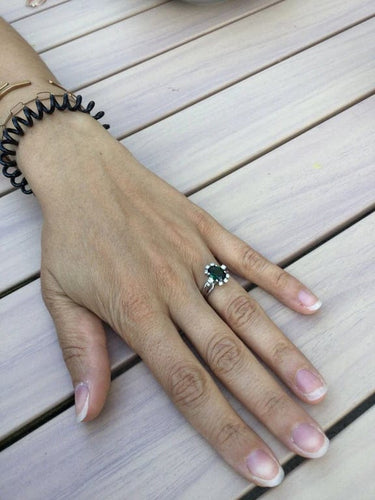 Bague 52 Bague en or blanc 18 carats avec diamants et pierre verte synthétique 58 Facettes