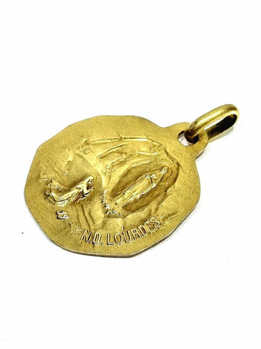 Pendentif Augis - Médaille Vierge Marie / Notre-Dame de Lourdes en or jaune 18 carats 58 Facettes