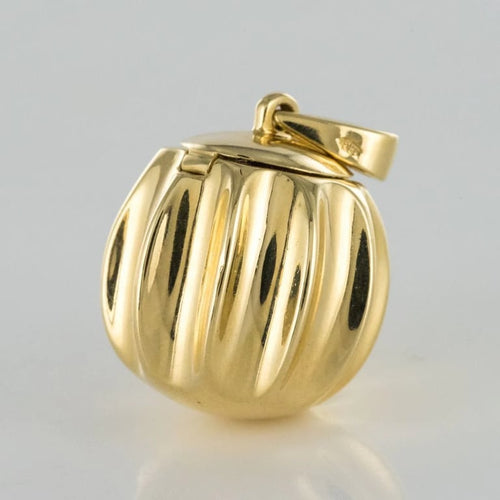 f9f1525d-fbb5-401e-f1a4-766387481700