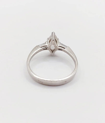 Bague 55 Bague solitaire en or blanc 18k avec diamants taille navette et baguettes 58 Facettes A06479
