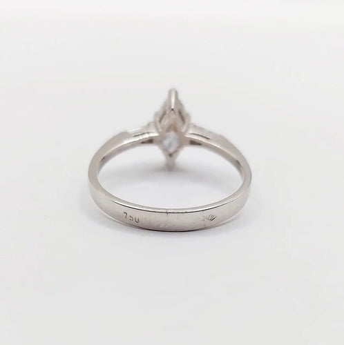 Bague 55 Bague solitaire en or blanc 18k avec diamants taille navette et baguettes 58 Facettes A06479