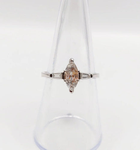 Bague 55 Bague solitaire en or blanc 18k avec diamants taille navette et baguettes 58 Facettes A06479