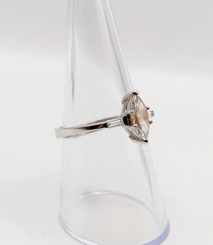 Bague 55 Bague solitaire en or blanc 18k avec diamants taille navette et baguettes 58 Facettes A06479