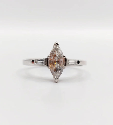 Bague 55 Bague solitaire en or blanc 18k avec diamants taille navette et baguettes 58 Facettes A06479