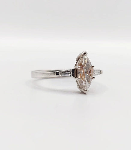Bague 55 Bague solitaire en or blanc 18k avec diamants taille navette et baguettes 58 Facettes A06479