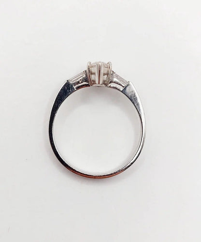 Bague 55 Bague solitaire en or blanc 18k avec diamants taille navette et baguettes 58 Facettes A06479