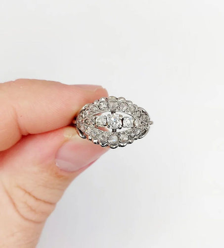 Bague 53.5 Bague bombée Art déco en or blanc 18k et platine, diamants 58 Facettes A06454
