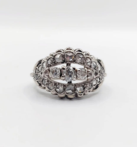 Bague 53.5 Bague bombée Art déco en or blanc 18k et platine, diamants 58 Facettes A06454