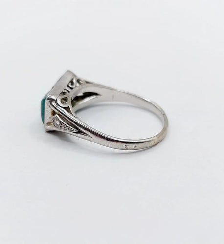 Bague 52.5 Art déco - Bague tank nœud en or blanc 18k, platine, diamants et pierres vertes 58 Facettes A06581