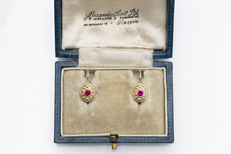 Boucles d'oreilles Boucles d'oreilles vintage en or jaune et rubis synthétiques 58 Facettes 10738