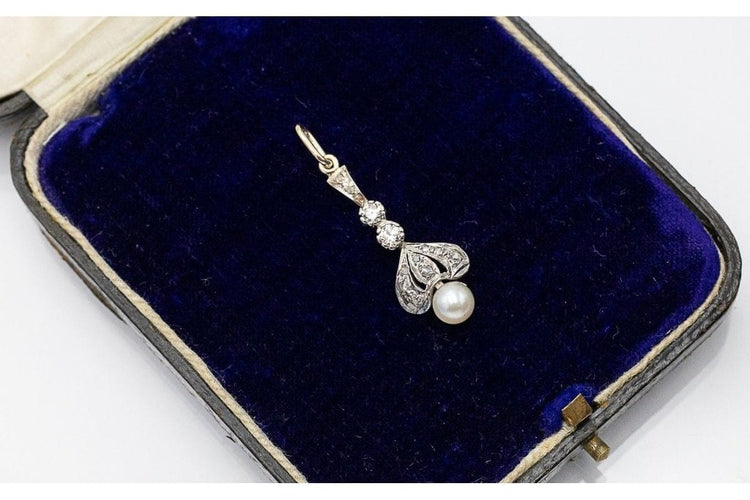 Pendentif Pendentif en or jaune et blanc, diamants et perle 58 Facettes 10827A