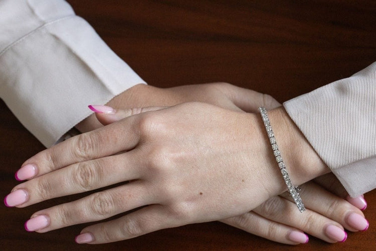 Bracelet Bracelet tennis en or blanc et diamants 8,00 ct 58 Facettes PTKN03