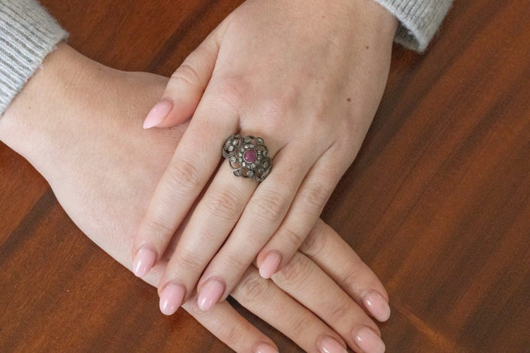 Bague 58 Bague ancienne en or jaune 0,585 et argent avec rubis et diamants 58 Facettes 9297