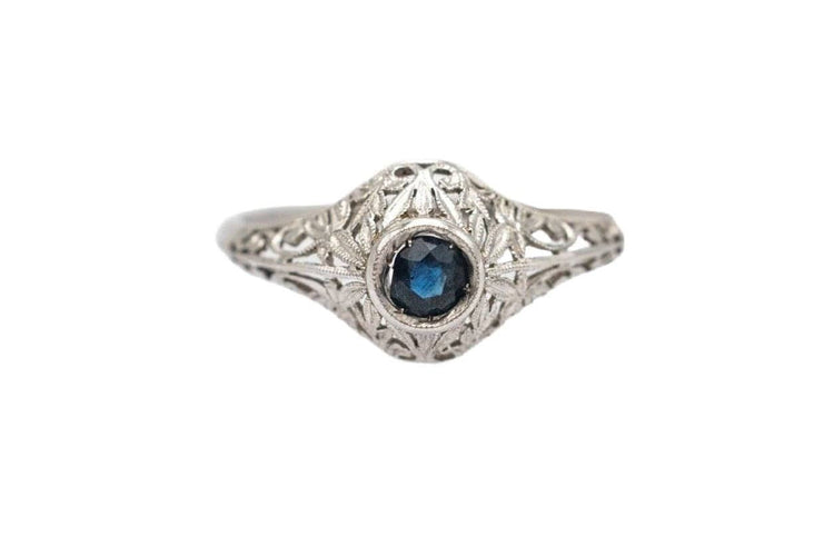 Bague 54 Bague en or blanc 750 avec saphir bleu, milieu du XXe siècle 58 Facettes TP10