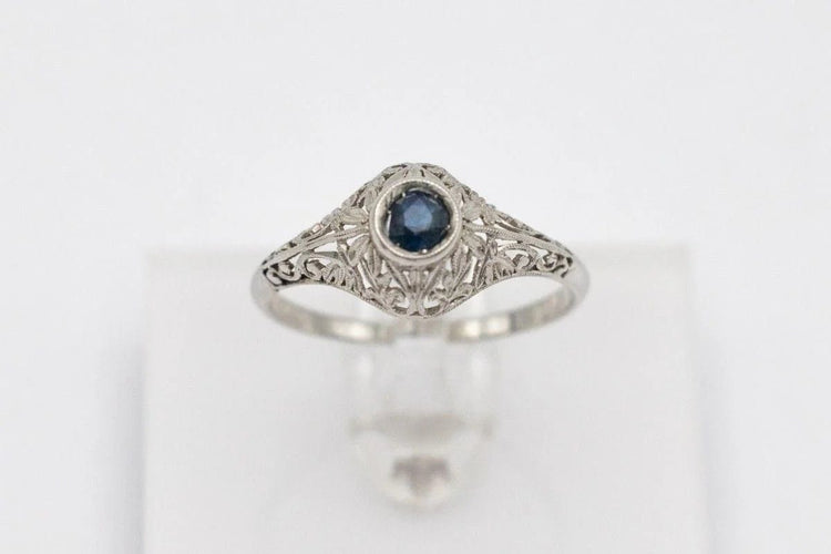 Bague 54 Bague en or blanc 750 avec saphir bleu, milieu du XXe siècle 58 Facettes TP10
