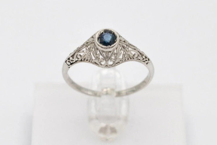Bague 54 Bague en or blanc 750 avec saphir bleu, milieu du XXe siècle 58 Facettes TP10