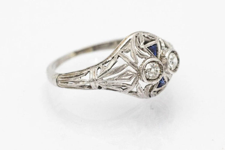 Bague 54 Bague Art déco en or blanc avec diamants et saphirs synthétiques 58 Facettes 9816