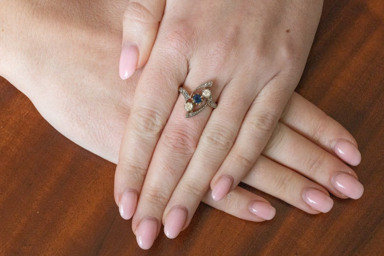 Bague 53 Bague ancienne en or jaune 18 carats avec saphir et diamants 58 Facettes 10349