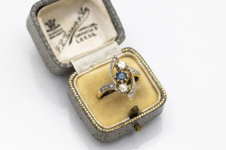 Bague 53 Bague ancienne en or jaune 18 carats avec saphir et diamants 58 Facettes 10349