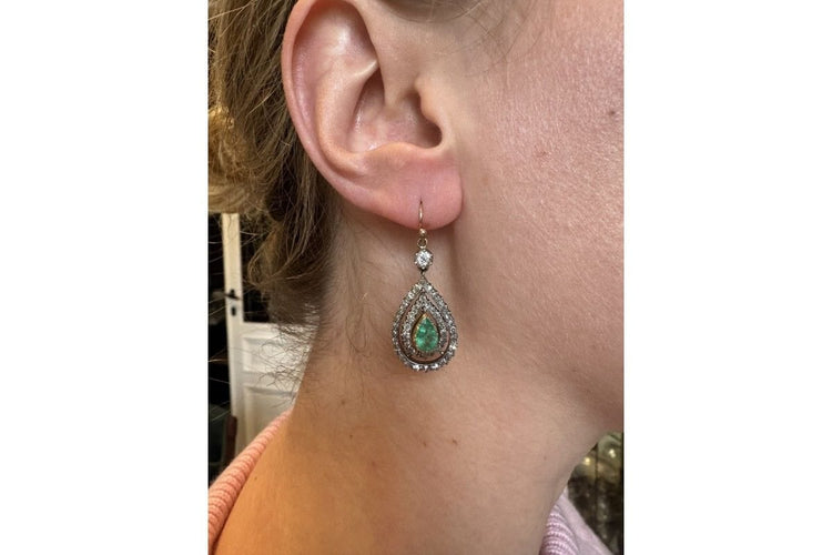 Boucles d'oreilles Boucles d’oreilles anciennes pendantes en or jaune 14 carats, argent, émeraudes et diamants 58 Facettes 11464
