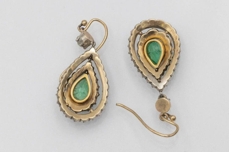 Boucles d'oreilles Boucles d’oreilles anciennes pendantes en or jaune 14 carats, argent, émeraudes et diamants 58 Facettes 11464