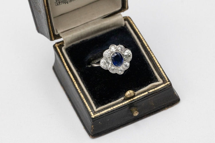 Bague Bague ancienne ovale en or blanc 18 carats, saphir et diamants 58 Facettes 11482