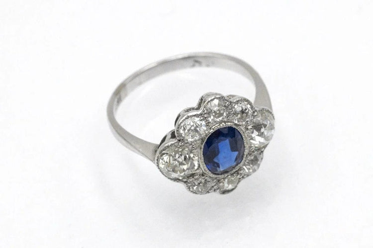 Bague Bague ancienne ovale en or blanc 18 carats, saphir et diamants 58 Facettes 11482