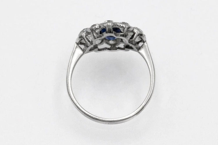 Bague Bague ancienne ovale en or blanc 18 carats, saphir et diamants 58 Facettes 11482
