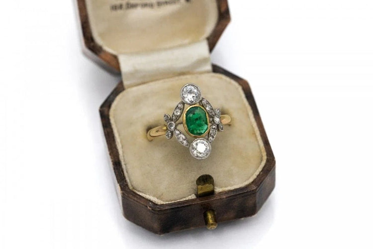 Bague 56 Bague ancienne émeraude et diamants en or jaune 18 carats et platine 58 Facettes 9987