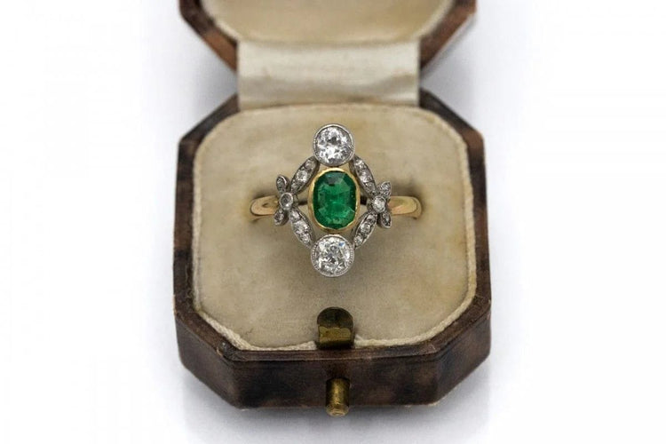 Bague 56 Bague ancienne émeraude et diamants en or jaune 18 carats et platine 58 Facettes 9987