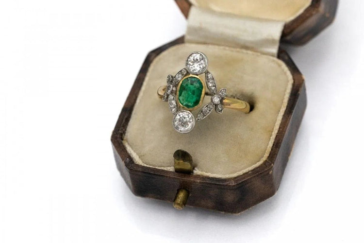 Bague 56 Bague ancienne émeraude et diamants en or jaune 18 carats et platine 58 Facettes 9987